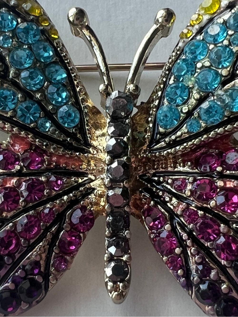 Vintage Signed NAPIER Butterfly Brooch Multi-Color Pavé Rhinestone Gold Tone 90s - Picture 8 of 8